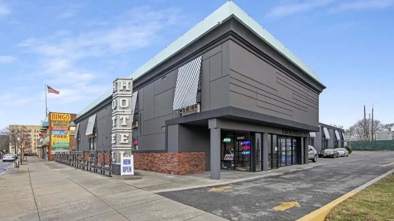 Casa Azul Hotel Blu JFK – Location, Rooms, Prices, Reviews & Transportation Guide