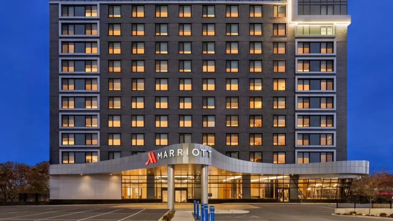 Marriott Hotel JFK Airport – Location, Shuttle Service, Rooms, Prices & Reviews