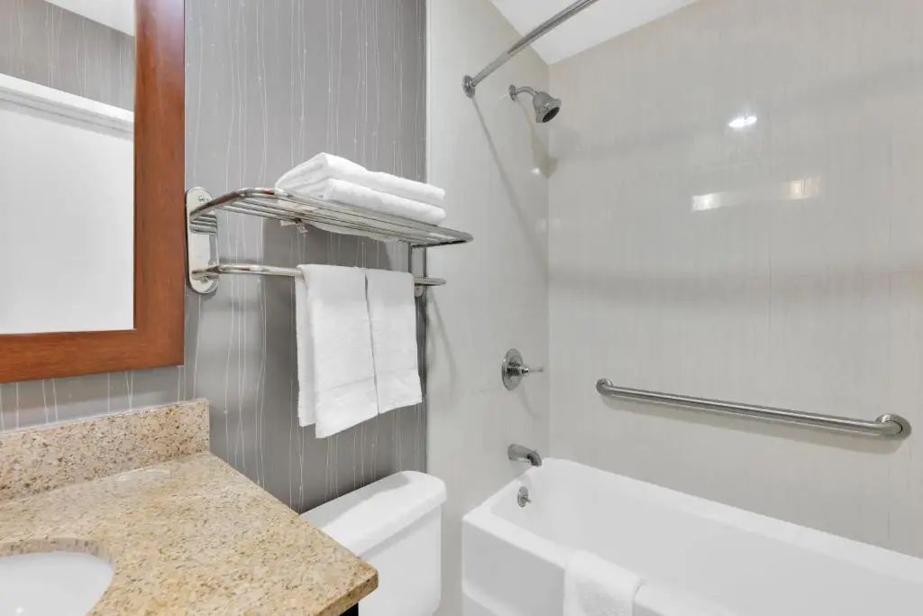 Pergola Hotel bathroom view