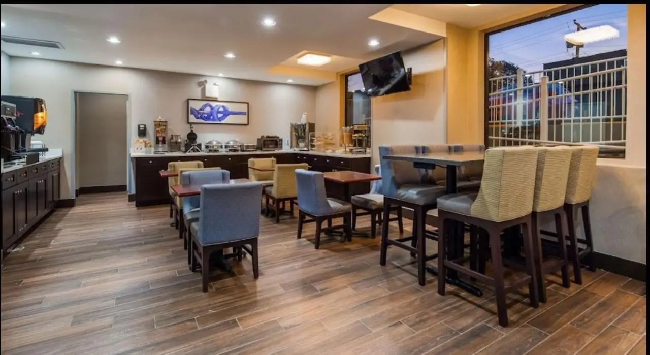 hotel mint lounge