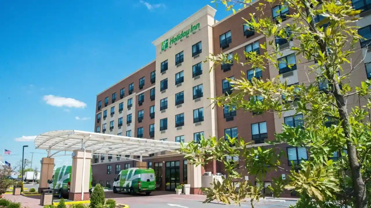 Holiday Inn Express JFK Airport Hotel – Rooms, Prices, AirTrain Access & Full Review