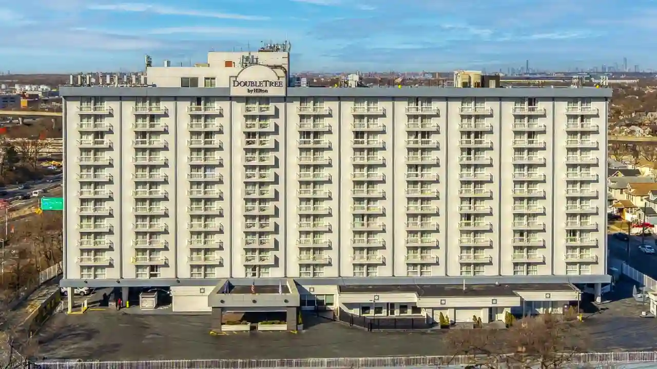 DoubleTree by Hilton New York JFK Airport – Rooms, Shuttle Service, Prices & Full Review Guide
