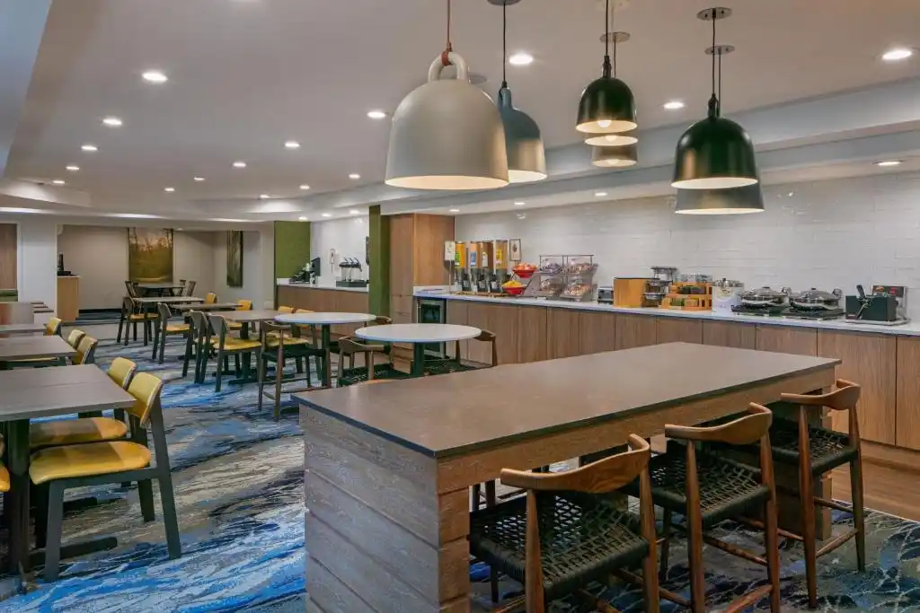 fairfield jfk airport hotel dining area